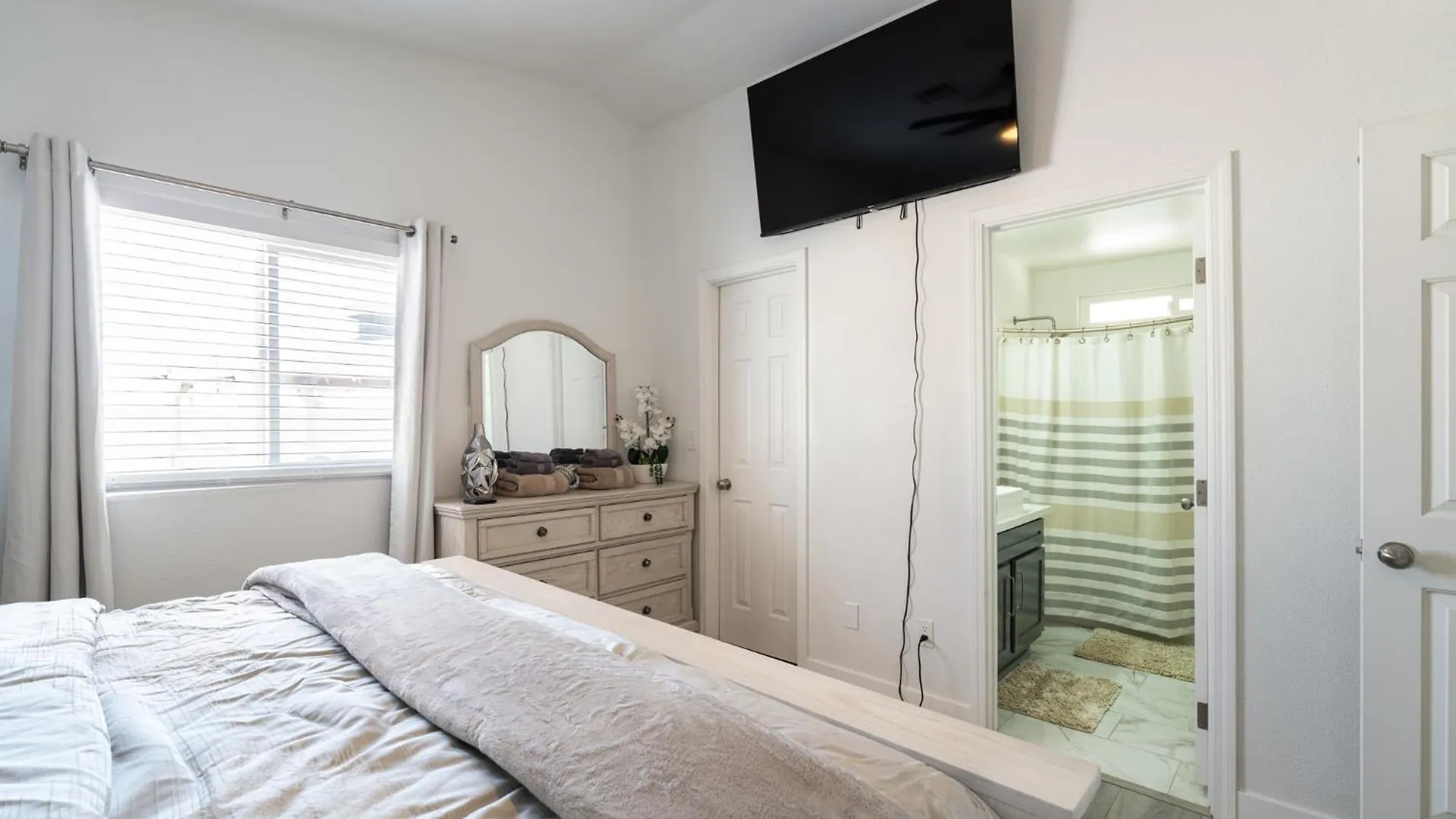 A Modern Home Away From Home! Лас-Вегас 0*,