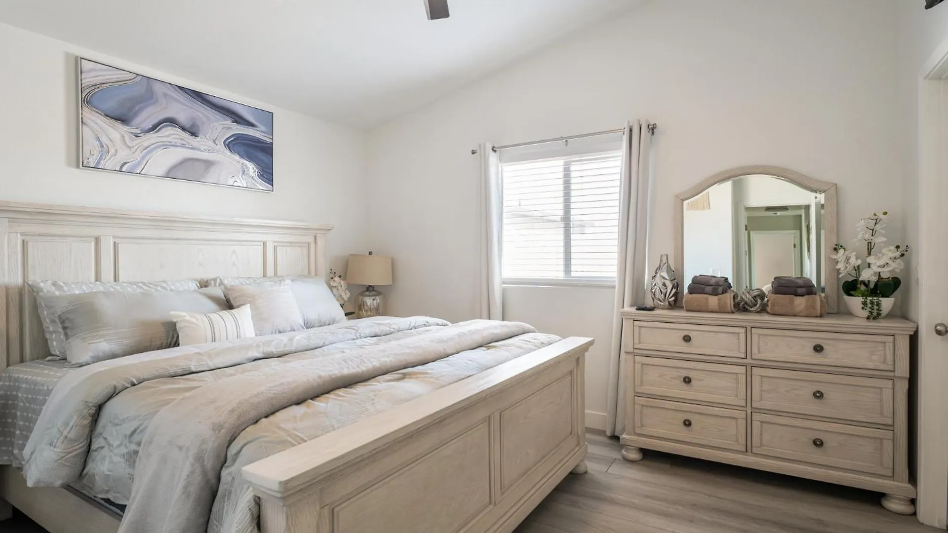 A Modern Home Away From Home! Las Vegas