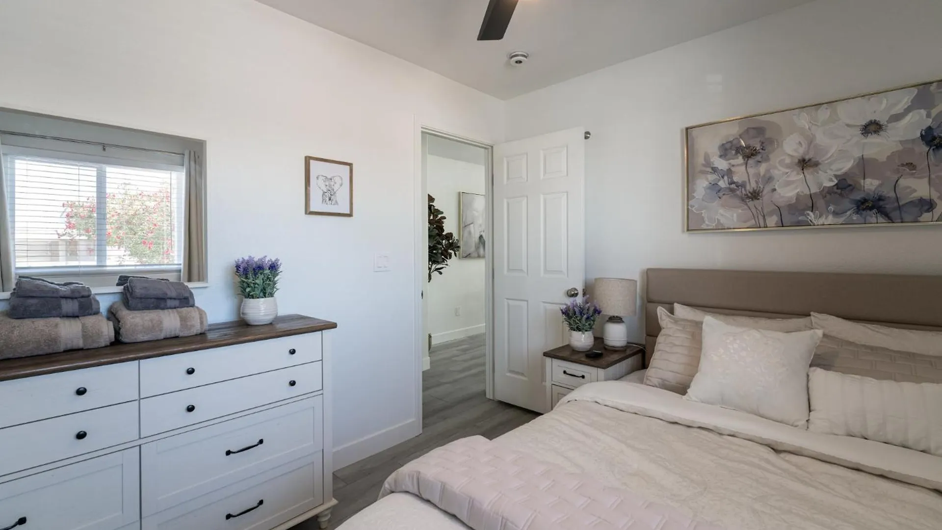 A Modern Home Away From Home! Las Vegas ABD