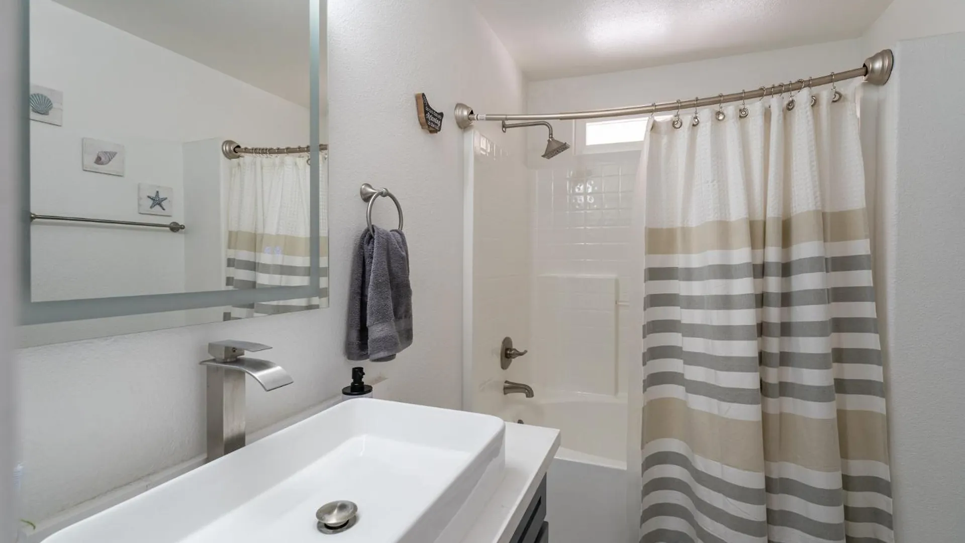A Modern Home Away From Home! Las Vegas